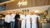 Bernhard Reiser (links) und seine Frau Silia Rüttiger mit seinem Team bei der Eröffnung seines neuen Restaurants "Aifach Reiser". 