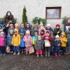 Auch in diesem Jahr versorgte der Obst- und Gartenbauverein die Kindergartenkinder wieder mir Äpfeln und frisch gepressten Apfelsaft. Über die Spende freuten sich die Lindacher Kinder und ihre Erzieherinnen. Die wollen die Spende gleich zum Anlass nehmen, ihren Schützlingen einen realen Bezug zur Natur zu vermitteln. Die süßen Köstlichkeiten ernteten die Verantwortlichen des Vereins um ihre Vorsitzende Elsbeth Schneider auf den Streuobstwiesen, die sie das Jahr über auch pflegen. Selbstverständlich achtete man seitens der Verantwortlichen auf biologisch einwandfreie Früchte, die man eigenhändig zu Saft presste. Auf dem Foto sind die Kindergartenkinder mit Obsttüten und Saftflaschen zu sehen.