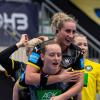 Die Vorfreude auf die Weltmeisterschaft war Mia Zschocke (oben) bereits am 20. April anzusehen, nachdem sich das deutsche Team in Hamm mit einem Sieg gegen Portugal für das Turnier qualifiziert hatte. Die Lohrerin jubelt auf dem Rücken ihrer Teamkollegin Maren Weigel.