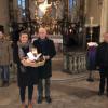 Bei der Eröffnung der Krippenstraße erhielt das Ehepaar Gisela und Bruno Steger ein Präsent von Bürgermeister Thorsten Wozniak (links) überreicht. Rechts im Bild Pfarrer Stefan Mai, der zur Einführung eine Meditation hielt. Bei der Eröffnung der Krippenstraße erhielt das Ehepaar Gisela und Bruno Steger ein Präsent von Bürgermeister Thorsten Wozniak (links) überreicht. Rechts im Bild Pfarrer Stefan Mai, der zur Einführung eine Meditation hielt.