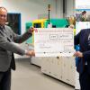 Michael Beckhäuser (links) und Dr. Gerald Aengenheyster bei der Scheckübergabe im SKZ-Schülerlabor.
