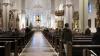 Viele leere Bankreihen im Würzburger Dom: Nur rund 20 Gläubige besuchten eine Messfeier am Morgen des Heiligen Abends vor einem Jahr.