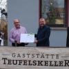 Randersackers Bürgermeister Michael Sedelmayer (links), Landrat Thomas Eberth (Zweiter von rechts) und der Leiter der Kreisentwicklung Michael Dröse (rechts) überreichten dem Betreiber der Gaststätte Teufelskeller in Randersacker, Christian Krenig, die Urkunde des Klimapaktes Bayern.