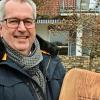 Peter Schmitt von der Sparkasse Mainfranken mit der Eichentafel vom BUND Naturschutz. Peter Schmitt von der Sparkasse Mainfranken mit der Eichentafel vom BUND Naturschutz.