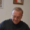 Pfarrer Damian Samulski blättert in der alten Pfarrchronik, welche unter anderem die Hintergründe zur Fußwallfahrt der Gerchsheimer zum Käppele beschreibt.