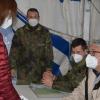Vor dem Eingang zum Impfzentrum Tattersall melden sich Personen, die sich impfen lassen wollen, beim Empfangsteam im Zelt an. Im Bild rechts zwei Soldaten der Bundeswehr und ein Helfer der Carl-von-Heß-Stiftung Hammelburg.