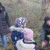 Erlabrunner Kinder pflanzten Bäumchen, die sie aus Walnüssen selbst gezogen hatten.