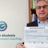 Christoph Schalk, übergab einen Scheck über 4500 Euro zur Unterstützung von Waisenkindern in Whitewater, Südafrika.