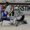 Schweinfurts Jonas Manger (links) trifft zum zwischenzeitlichen 5:2. Erdings Goalie Thomas Mende muss den Puck passieren lassen.
