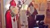 Zusammen mit einem Kameramann machten am Sonntag Sankt Nikolaus und Knecht Ruprecht einen Rundgang am Adventshaus und lobten die Zeichnungen der Kinder. So auch das Bild zum Nikolaustag im Hintergrund.