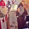 Zusammen mit einem Kameramann machten am Sonntag Sankt Nikolaus und Knecht Ruprecht einen Rundgang am Adventshaus und lobten die Zeichnungen der Kinder. So auch das Bild zum Nikolaustag im Hintergrund.