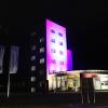 Der Eingangsbereich des Siemens-Werks in der Siemensstraße erstrahlte am Abend des Internationalen Tags der Menschen mit Behinderung in „Violett“.