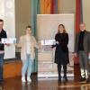Auf dem Foto (v.l.): Oberbürgermeister Christian Schuchardt, Elina Rump, Bürgermeisterin Judith Jörg und Schulleiter Wilhelm Ott.