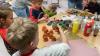 Benedikt, Ella, Marius und Amelie beim Basteln.