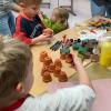 Benedikt, Ella, Marius und Amelie beim Basteln.