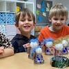 Ella, Oskar, Marius und Benedikt mit ihren selbst gestalteten Engeln. Ella, Oskar, Marius und Benedikt mit ihren selbst gestalteten Engeln.
