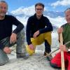 Auf der Suche nach Mineralien und Kristallen: Marcel Betz zwischen den Brüdern Gerhard (links) und Hannes Hofer. Auf der Suche nach Mineralien und Kristallen: Marcel Betz zwischen den Brüdern Gerhard (links) und Hannes Hofer.