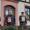Großrinderfelds Bürgermeister Johannes Leibold (links) freute sich zusammen mit Oskar Bach (2.v.l.) und Franz Leuchtweis (3.v.l.) über die Veröffentlichung. Klaus Reinhart (rechts) hat den Bildband zusammengestellt.