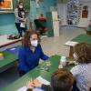 Ist der Joghurt noch gut? Hauswirtschaftsreferendarin Marlena Beck testet mit Schülerinnen und Schülern der Klasse 2a aus Schönau, wie man verdorbenen Joghurt erkennt.