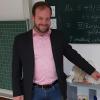 Ostheims Bürgermeister Steffen Malzer zeigt die CO2-Messgeräte, die in den Klassenzimmern der Grundschule angebracht wurden und das Lüftungskonzept ergänzen.