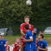 Zum Saisonauftakt beim 0:0 gegen den FC Bad Kissingen gewann Paul Seiler vom TSV Trappstadt dieses Kopfballduell. Die Szene beobachten seine Teamkameraden (in Rot, von links) Luca Derlet, Peter Hutzler und Daniel Werner.