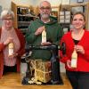 Ein Geschenktipp fürs Weihnachtsfest: Christine, Hans Georg und Katharina Link (von links) präsentieren ihren Eierlikör nach altem Rhöner Rezept, den es bei Schuhe und Outdoor Link in Mellrichstadt zu kaufen gibt. Ein Geschenktipp fürs Weihnachtsfest: Christine, Hans Georg und Katharina Link (von links) präsentieren ihren Eierlikör nach altem Rhöner Rezept, den es bei Schuhe und Outdoor Link in Mellrichstadt zu kaufen gibt.