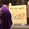 24 Jugendliche der Pfarreiengemeinschaft St. Kilian Würzburg West wurden von Weihbischof Ulrich Boom gefirmt. Die Vorbereitung stand unter dem Motto; Ist da wer? - Gott?!