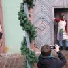 Maria (Luisa Naun) und Josef (Tilo Hirsch) auf erfolgloser Herbergssuche in Marktheidenfeld, beobachtet von mehreren Kameras: Der Wirt (Lina Panhans) versperrt den Eingang ins "Gasthaus". 