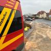 Die Feuerwehr Gerolzhofen musste am Freitag eine breite Kraftstoff-Spur in der Hauptstraße von Rügshofen abbinden.