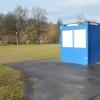 Noch steht nur ein blauer Container am Festplatz Martinswiese in Marktheidenfeld: Ab Montag, 20. Dezember werden dort kostenlose Corona-Schnelltests als Drive-In-System durchgeführt.