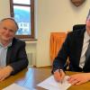 Robert Staufer (links), Leiter der Bayerischen Forstschule in Lohr, und Bürgermeister Mario Paul unterschreiben eine Kooperationsvereinbarung.