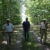 Bürgermeister Ulrich Werner, Bauhofleiter Walter Zeißner und Altbürgermeister Wendelin Fenn, auf dessen Initiative vor 26 Jahren der Wald angepflanzt wurde, bei einem Spaziergang im vergangenen Jahr durch den Klimawald, den Tennet in seinen Planungen als „Kleingehölz“ bezeichnet und P43 mittendurch legen möchte.