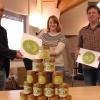 Mit dem Label für heimischen Honig wird  auf die Regionalität des Bienenprodukts hingewiesen. Bei der Präsentation von links: Bad Königshofens Imkervereins-Vorsitzender Johanns Gräter, Allianz-Managerin Silvia Schmitt und Grabfeldallianz-Sprecher Jürgen Heusinger.