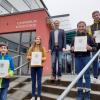 Das Foto zeigt (von links): Die Preisträgerinnen und Preisträger des Kunstpreises der Jugend am LSH: Henri Zwanziger (7b), Eva Fehlbaum (9b), Schulleiter Achim Höfle, Agathe Kestler (6c) und Fritz Kestler (8b).