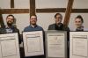 Vier Zahntechnikermeister in einer Familie: Maximilian, Sebastian, Norbert und Laura Göpfert (von links) mit ihren Meisterbriefen in ihrem Dentallabor in Iphofen.