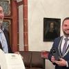 Silberne Ehrennadel für 18 Jahre Sitz im Stadtrat (von links): Michael Schuba und Bürgermeister Matthias Bielek. Silberne Ehrennadel für 18 Jahre Sitz im Stadtrat (von links): Michael Schuba und Bürgermeister Matthias Bielek.