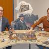 Bürgermeister Lukas Braun und der städtische Wirtschaftsförderer und Spielautor Christoph Kraus bei der Präsentation des "Taubertal-Express" im Rathaus Lauda.