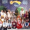 Die Theatergruppe der Siedlungsgrundschule  vor der Aufführung.