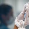 Eine Impfdosis gegen das Coronavirus wird aufgezogen. Auch in den Tagen zwischen den Jahren finden Sonderimpfaktionen im Landkreis Rhön-Grabfeld statt.