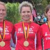 Ellen Enders (von links), Susanne Haßmüller und Nadine Richter vom SC Ostheim gewannen bei der Deutschen Berglaufmeisterschaft die Goldmedaille in der Mannschaftswertung W35.