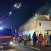 Nach einem Brand in einem Doppelhaus in Würzburg-Versbach ist Rauchentwicklung sichtbar.