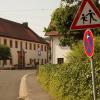 Historisch ist nicht nur das Schulgebäude in Aura, sondern in gewissem Maße auch die Schultoiletten. Auf Antrag der Grundschülerinnen und -schüler hatte der Gemeinderat die Toiletten begutachtet. Nun wurde eine rasche Sanierung beschlossen.