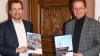 Baureferent Benjamin Schneider (rechts) und Frank Heppner (städtische Geschäftsstelle des Gutachterausschusses, Fachbereich Bauen) präsentieren den aktuellen Immo-Kompass und den Immobilienmarktbericht der Stadt Würzburg. 
