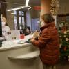 In der Lohrer Stadtbibliothek leihen sich trotz coronabedingter Einschränkungen viele Leser weiterhin regelmäßig ihre Bücher aus. 