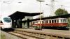 Anlässlich einer Sonderfahrt begegnet der Triebwagen in Forchheim einem großen Bruder, dem ICE von Berlin nach München.