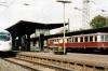 Anlässlich einer Sonderfahrt begegnet der Triebwagen in Forchheim einem großen Bruder, dem ICE von Berlin nach München.