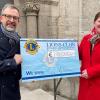 Der Präsident des Lions Clubs Mittelmain-Karlstadt, Armin Kraus (links), überreichte den Scheck über 10 000 Euro an Miriam Christof (Marketingbeauftragte der Kongregation der Schwestern des Erlösers).