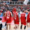 Die Baskets Anfang November: Die Mannschaft feiert mit dem Anhang den Sieg gegen Bayern München.