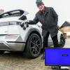 Hartmut Böhnke aus Greußenheim legt Wert auf Nachhaltigkeit. Er hat sein Haus komplett energetisch saniert und sich nun ein Elektroauto gekauft, mit dem er auch technische Geräte betreiben kann.