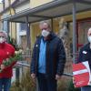 Heike Ehlert, Einrichtungsleiterin vom Caritas-Seniorenheim Sankt Bruno (links im Bild) und Daniel Beuthner von der Mitarbeitervertretung (rechts im Bild) nehmen die Wunschgutscheine der Pflegedank-Stiftung von Herrn Wiendl dankend entgegen.